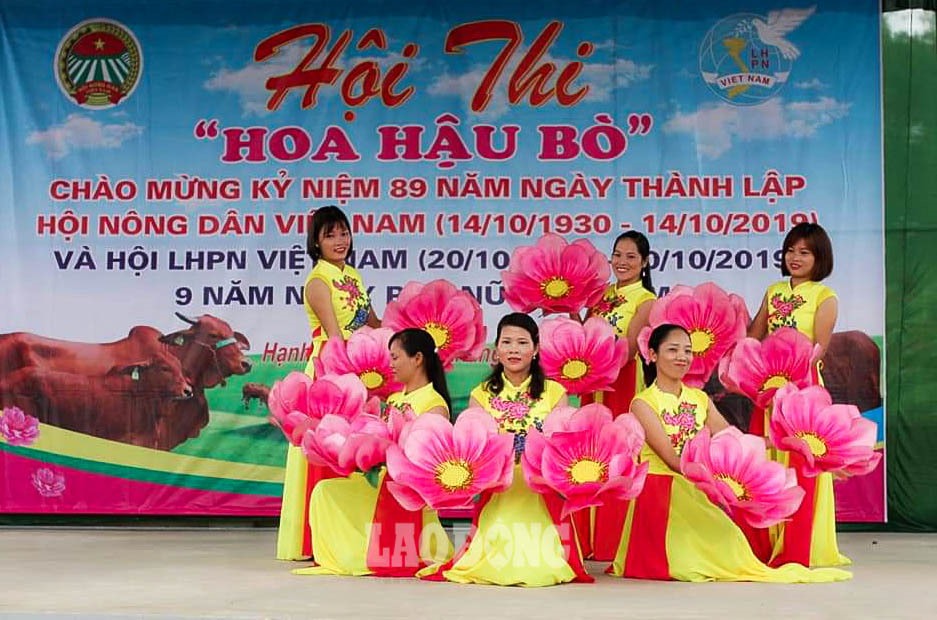 Được biết, cuộc thi độc đáo này do Hội nông dân và Hội Liên hiệp Phụ nữ xã Hạnh Lâm (Thanh Chương, Nghệ An) phối hợp tổ nhằm khuyến khích phong trào chăn nuôi bò ở địa phương, đồng thời nhân dịp kỷ niệm ngày thành lập Hội nông dân Việt Nam. Ảnh: NVCC