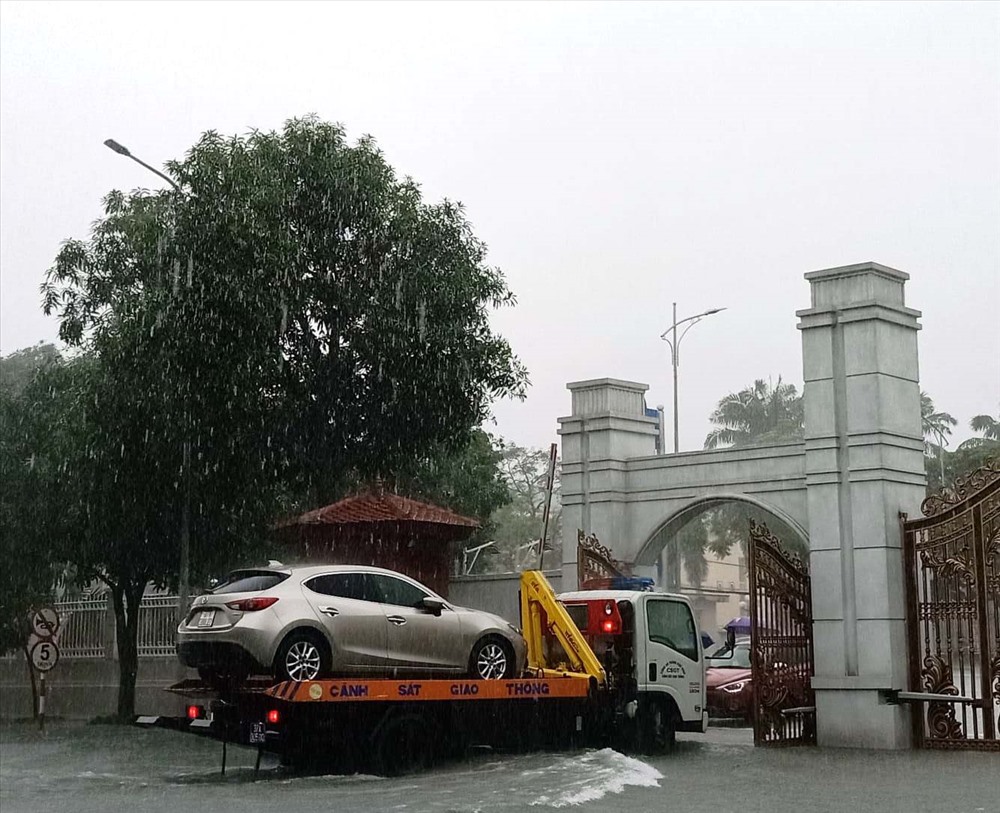 Lực lượng CSGT cũng tham gia tích cực cứu hộ các xe chết máy. Ảnh: B. Hằng