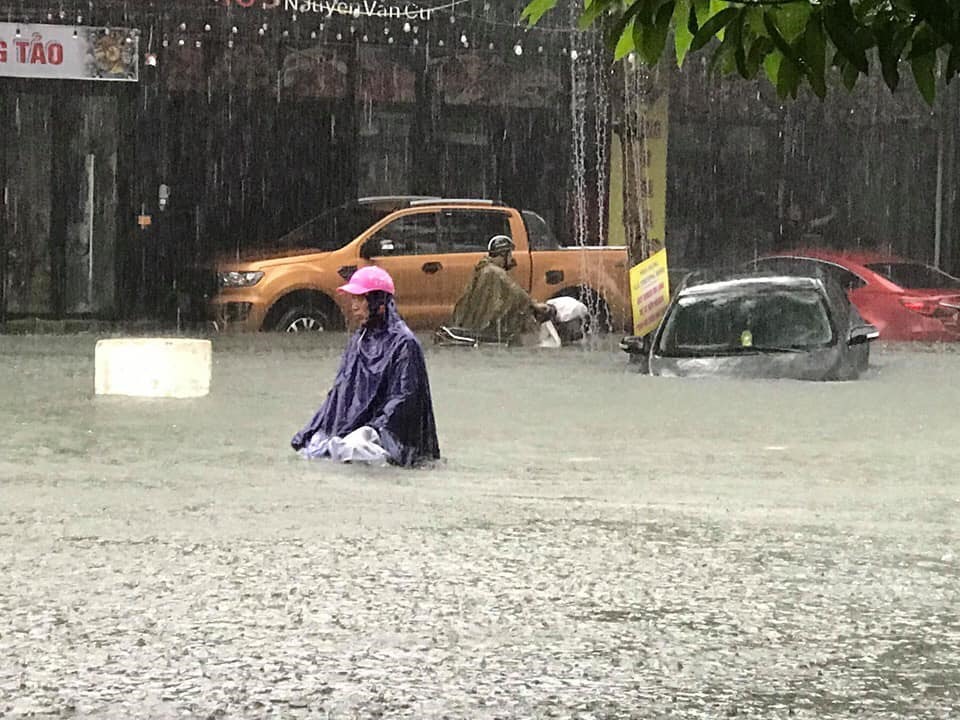 Cao như xe bán tải cũng không thoát cảnh “chôn chân“. Ảnh: CTV