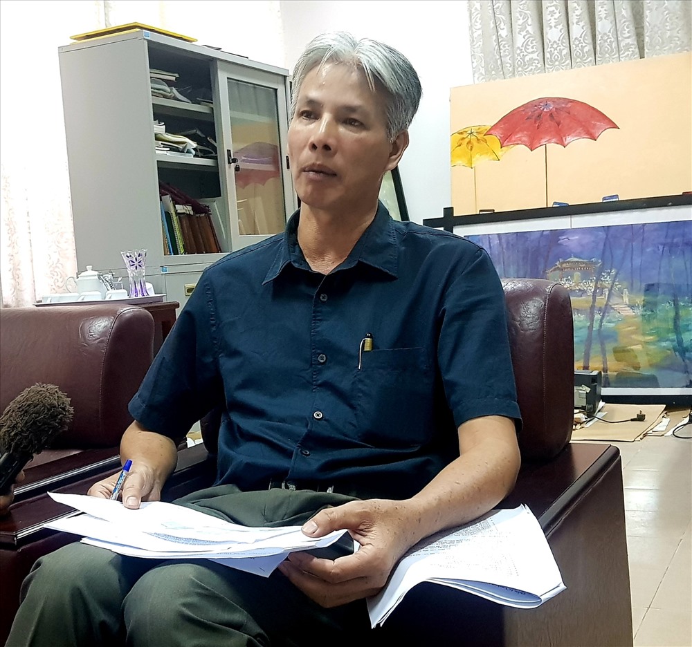 Ông Đỗ Xuân Phú - Phó Hiệu trưởng phụ trách Trường ĐH Nghệ thuật - ĐH Huế trao đổi về sự việc. Ảnh: PĐ.