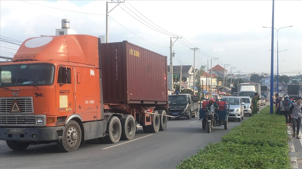 Công an phong tỏa hiện trường khám nghiệm làm rõ vụ tai nạn - Ảnh: ĐT