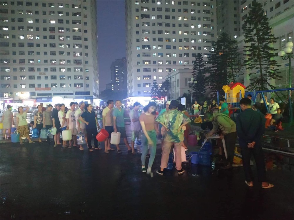Người dân ngán ngẩm vì nước sạch phát miễn phí không sử dụng được.
