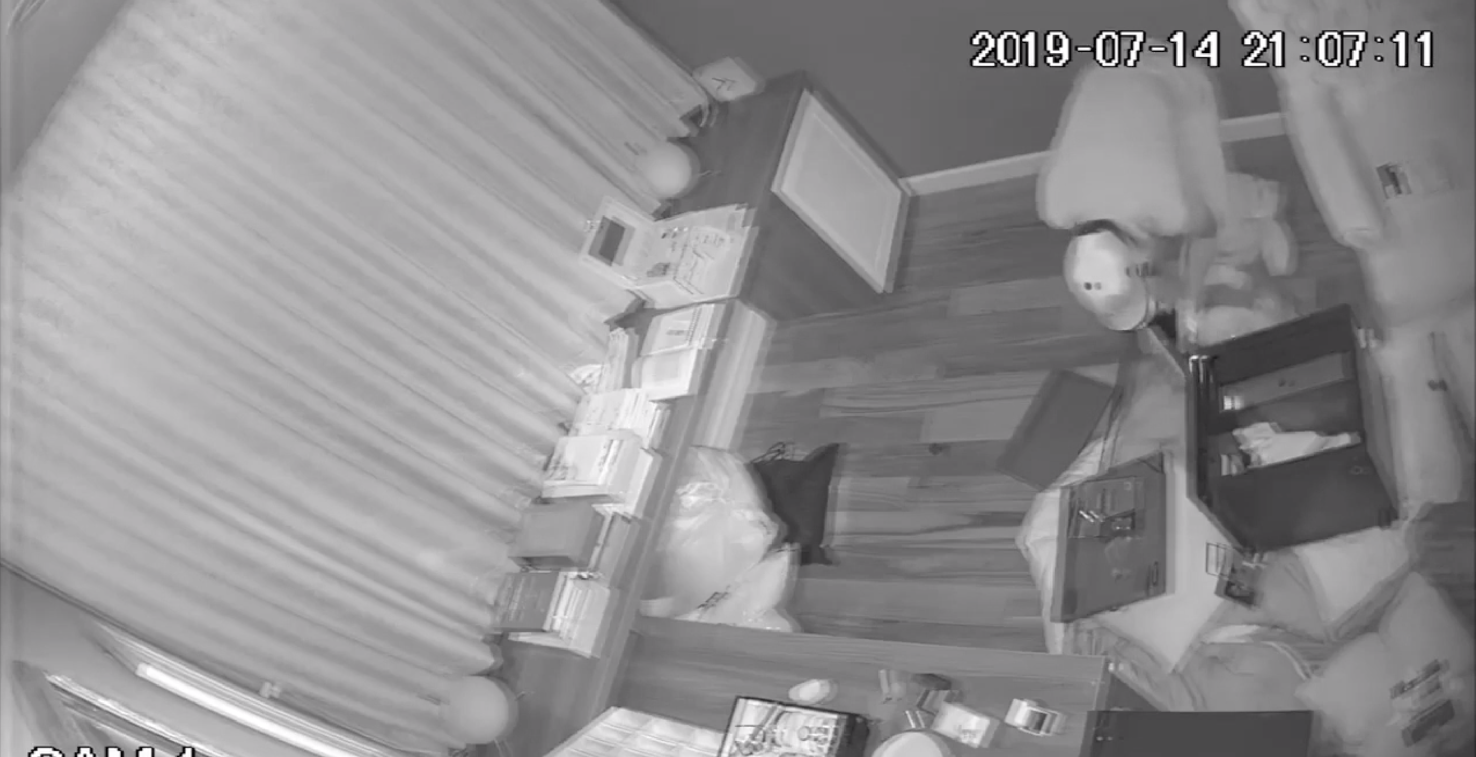 Tên trộm chỉ mất hơn một phút để phá hỏng 2 chiếc két sắt. Ảnh trích xuất từ camera