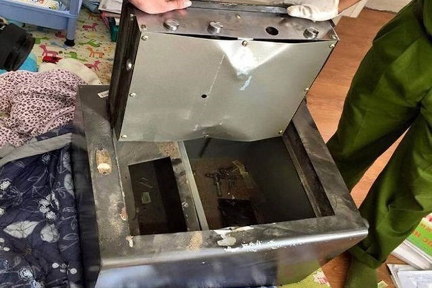 Theo nữ ca sĩ, tổng giá trị tài sản bị mất là khoảng 5 tỉ đồng gồm 100 lượng vàng SJC, 500 triệu đồng tiền mặt, ngoại tệ, và 1 nhẫn đính kim cương trị giá 1 tỉ đồng. Ảnh: NVCC