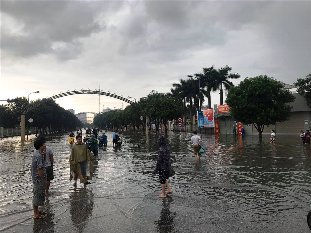 Người dân TP Vinh bàng hoàng sau trận mưa quá lớn. Ảnh: TH