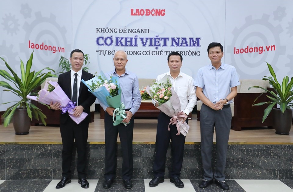Tổng Biên tập Báo Lao Động Nguyễn Ngọc Hiển tặng hoa các khách mời tham dự tọa đàm. Ảnh: Sơn Tùng