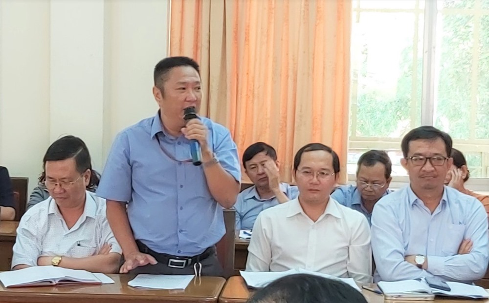 Ông Đinh Ngọc Sáng (người đứng), Chủ tịch CĐCS Cty Cân Nhơn Hòa, chia sẻ tại tọa đàm. Ảnh Nam Dương