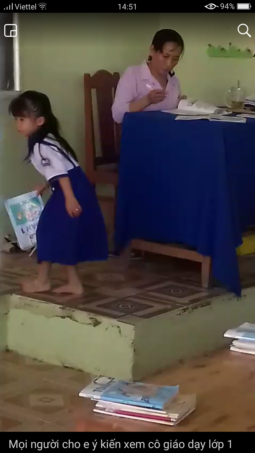 Chấm bài xong, ném tập, học sinh tự lên lấy về (ảnh từ Clip)