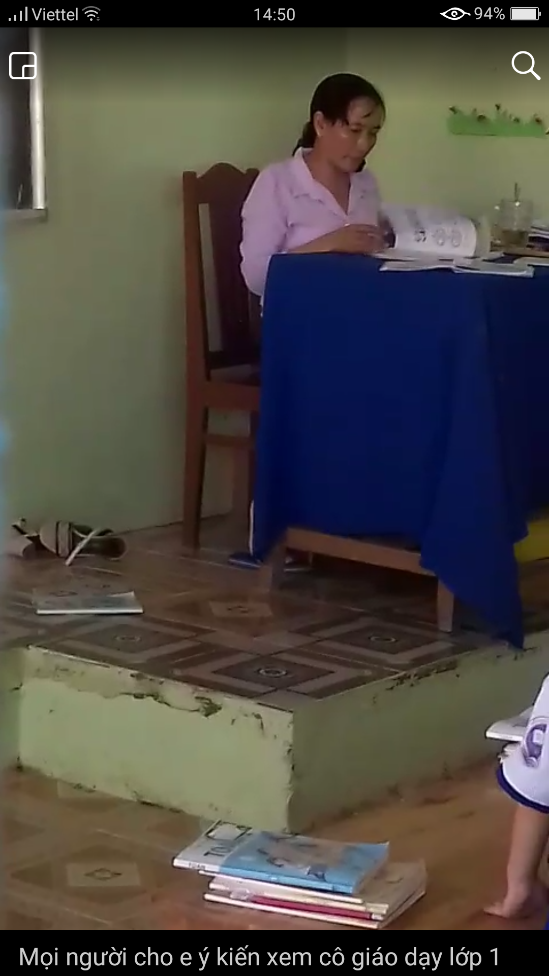 Cô giáo T. được xác định là giáo viên tiểu học tại xã Vĩnh Thanh, huyện Phước Long, Bạc Liêu đã bị đề nghi ngưng đứng lớp (ảnh từ Clip)