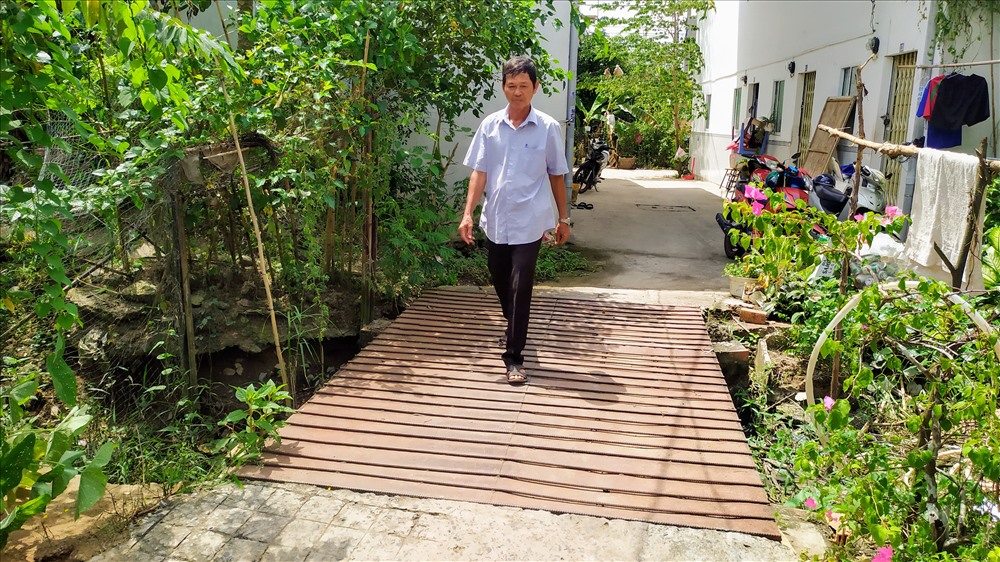 Rạch Mù U đã được khôi phục hiện trạng ban đầu, và bắt cầu tạm để đi vào khu dân cư tự phát bên trong