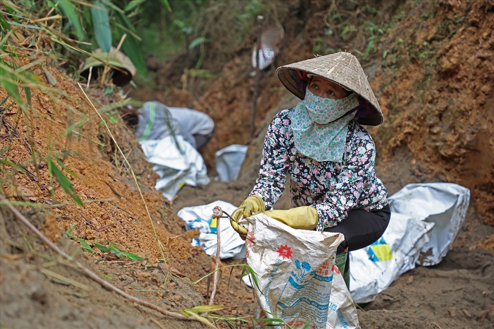Sự cố đổ trộm dầu thải khiến hàng loạt hộ dân ở Hà Nội sống trong cảnh thiếu nước sạch. Ảnh: Tô Thế