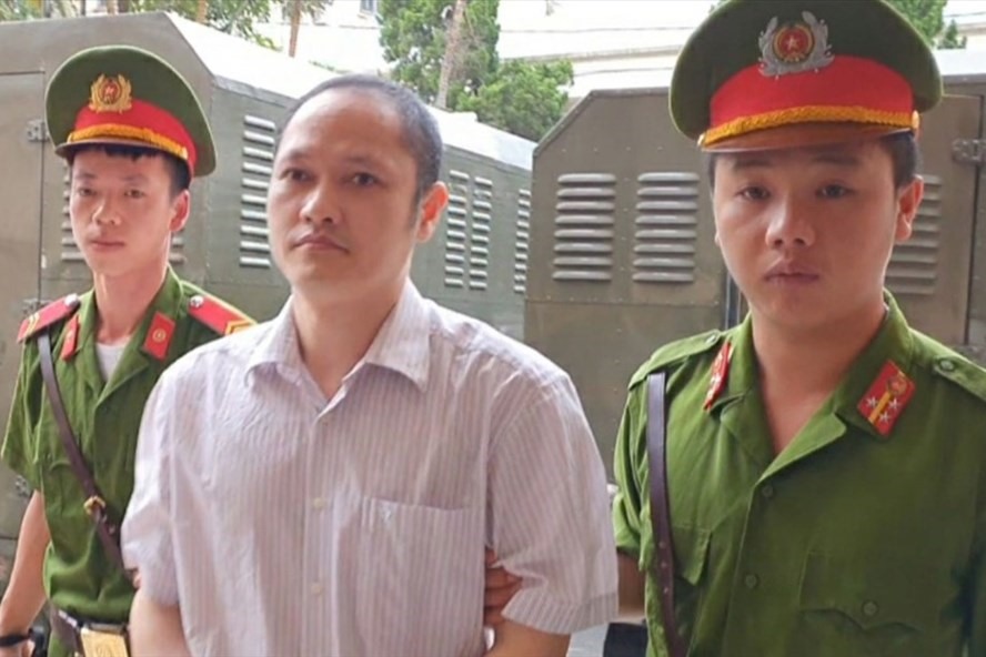 Bị cáo Vũ Trọng Lương (nguyên Phó phòng Khảo thí Sở Giáo dục và Đào tạo Hà Giang) đánh cả xe tải chở bài thi về sửa điểm (ảnh:LĐO).