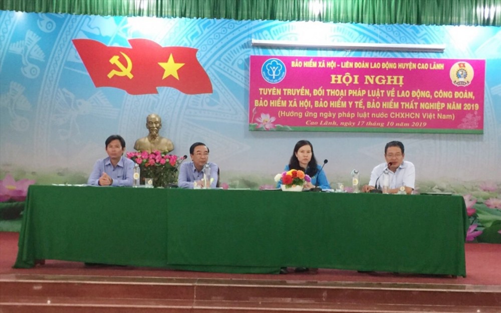 Đại diện LĐLĐ, BHXH và các ngành huyện tham dự đối thoại