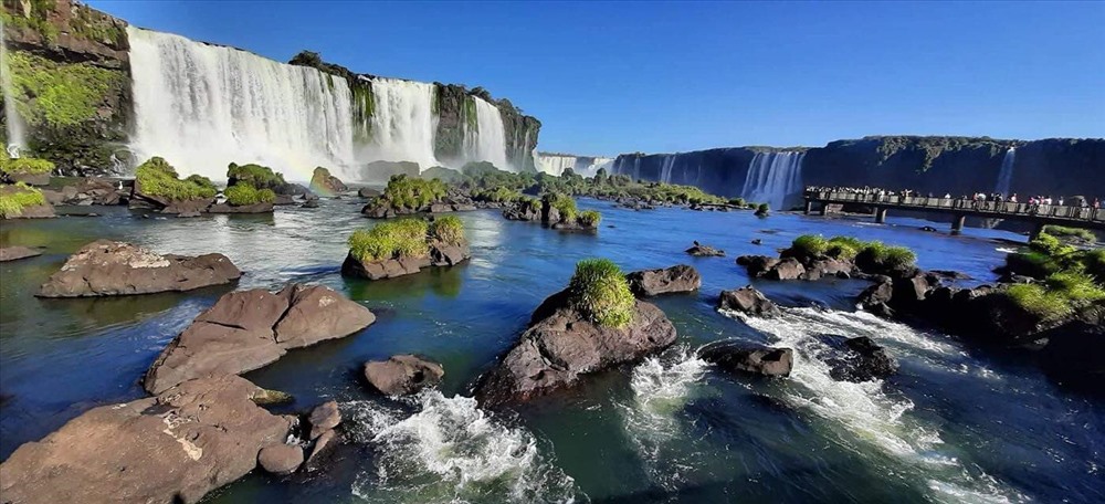 Vẻ đẹp thác Iguazu nhìn từ phía Brazil và nhìn từ “ngoài không gian” (ảnh trước Internet; ảnh sau Đ.D.H).