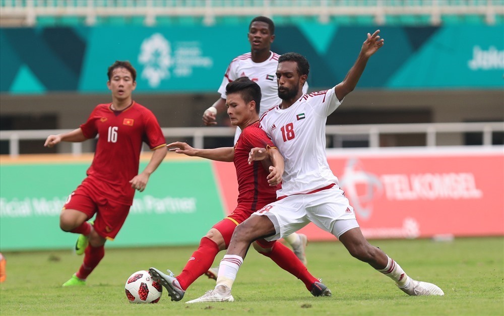 Quang Hải và các đồng đội đối đầu UAE tại ASIAD 18. Ảnh: Đ.Đ