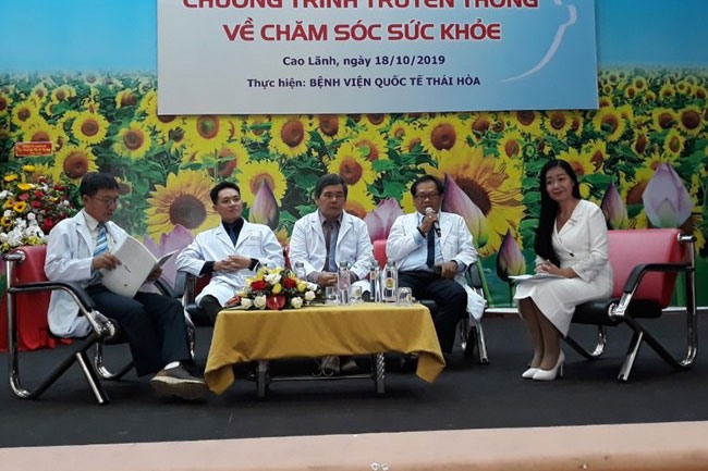 Các diễn giả trả lời câu hỏi xoay quanh những vấn đề các chị em phụ nữ quan tâm. Ảnh: Lan Ngô