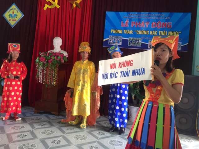 Liên đoàn lao động thị xã Kỳ Anh, Công đoàn cơ sở Trường Tiểu học Kỳ Ninh đã tổ chức Lễ phát động phong trào “Chống rác thải nhựa