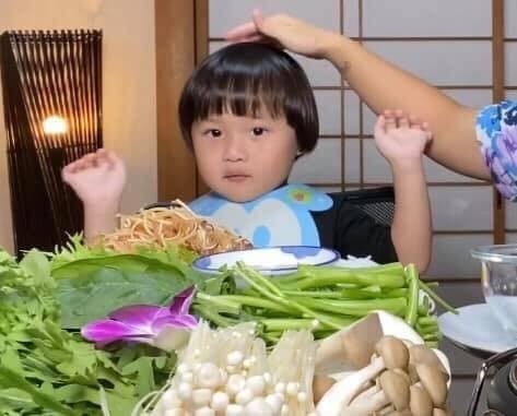 Cậu bé tên là Sa là con trai của Vlogger Quỳnh Trần JP. Ảnh: FB