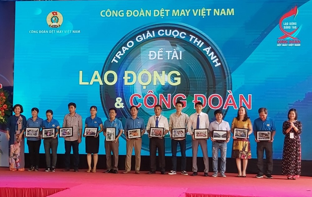 Trao giải thưởng cho các tác giả đoạt cuộc thi ảnh về đề tài Lao động và Công đoàn. Ảnh Nam Dương