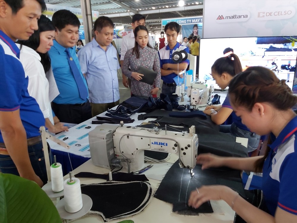 Lãnh đạo Tập đoàn Dệt May Việt Nam tham quan một gian hàng tại ngày hội. Ảnh Nam Dương