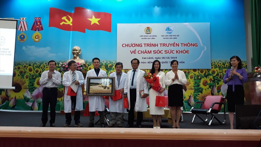 Đại diện lãnh đạo huyện tặng hoa cảm ơn và chụp hình lưu niệm với các diễn giả