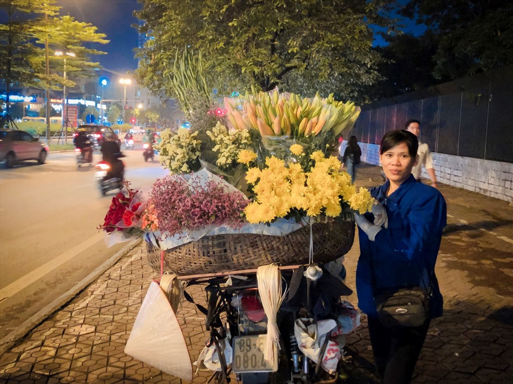 Cô Đoàn Thị Hoa, 45 tuổi làm nghề bán hàng rong. Xuất phát từ những điều bình dị, mong ước của cô chỉ đơn giản là gia đình được quây quần bên nhau, vợ chồng con cái đầm ấm. Đó là điều hạnh phúc nhất đối với cô. Ảnh: Thanh Tâm