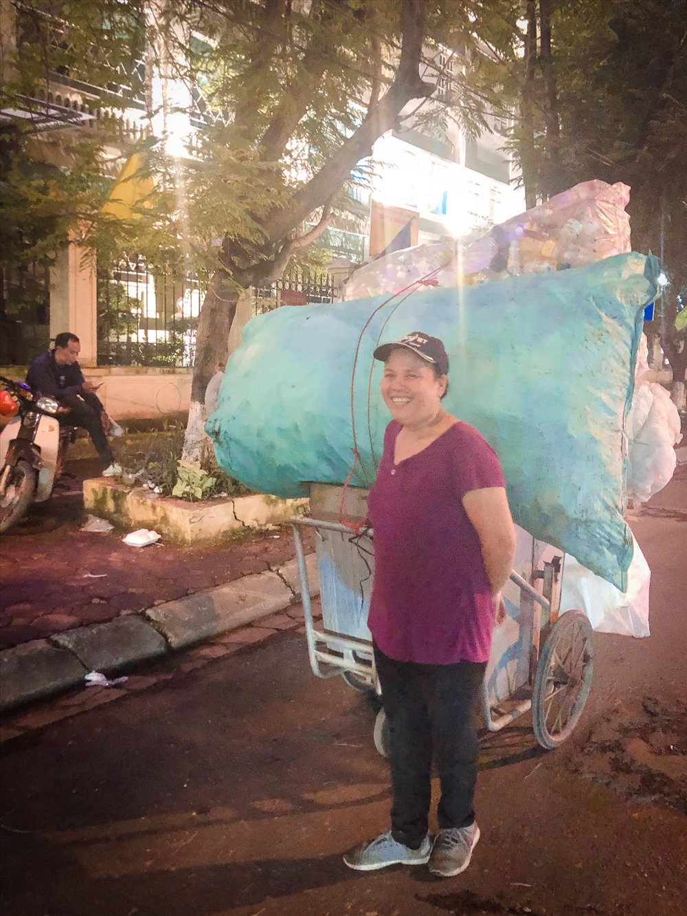 Cô Nguyễn Thị Hà – 40 tuổi, hàng ngày đi thu ve chai. Với cô, cô chỉ mong có sức khỏe để đi làm, gia đình cô luôn khỏe manh, các con chăm ngoan học giỏi. Điều hạnh phúc nhất là có sức khỏe để đi làm, không ốm đau bệnh tật, gia đình luôn vui vẻ. Mong ước của cô chỉ là có sức khỏe thật tốt để đi làm, mong các con ngoan, chăm học, chồng yêu thương cô. Vì chồng bận bịu đi làm nên cô mong vào ngày này chồng sẽ nhớ và gửi cho cô những lời chúc yêu thương