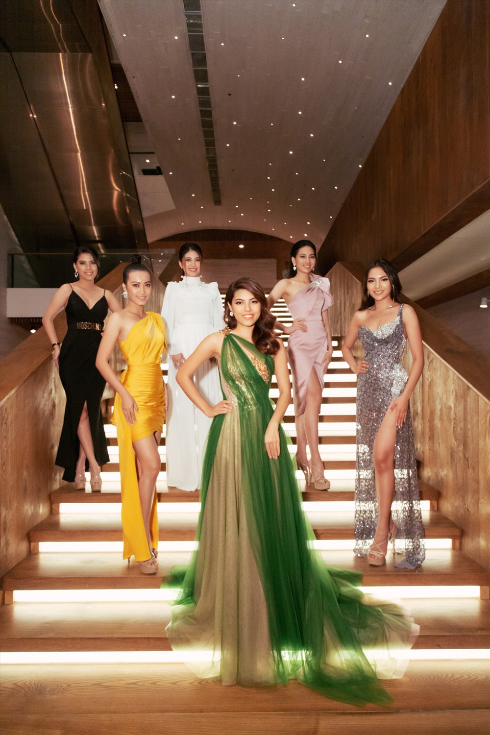 Các thí sinh Miss Universe 2019 toả sáng lộng lẫy trong đêm tiệc. Ảnh: Sang Đào.