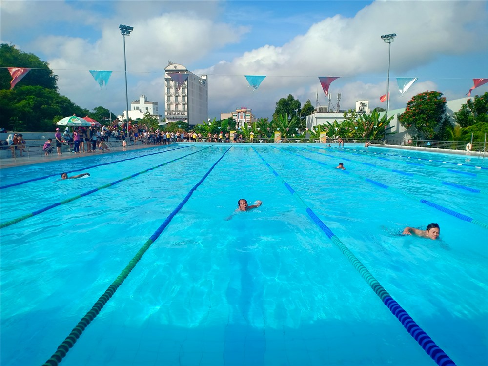 Các VĐV tham dự giải vô địch bơi lội lần 2 năm 2019 do Công đoàn ngành Y Tế TP.Cần Thơ tổ chức. ảnh: Thành Nhân