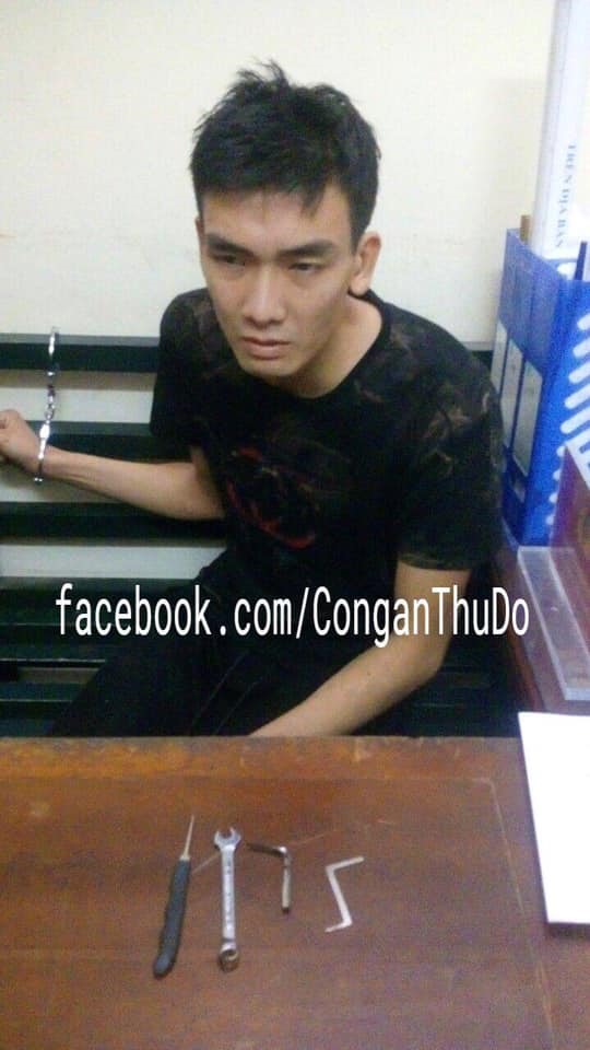 Đối tượng Vương Phương Nam cùng tang vật vụ án. Ảnh: Công an Thành phố Hà Nội.