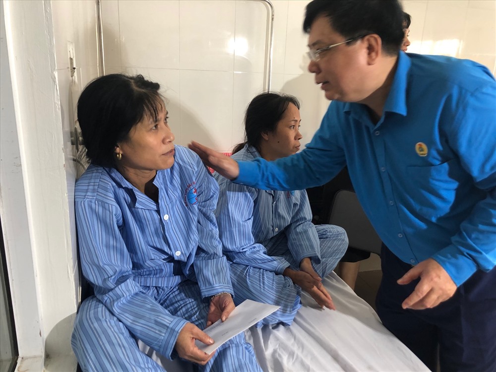 Đồng chí Vũ Văn Nghĩa - Chủ tịch LĐLĐ tỉnh Nam Định tới động viên, trao hỗ trợ tới đoàn viên, NLĐ bị ngộ độc nghi do khí lạ. Ảnh: V.L