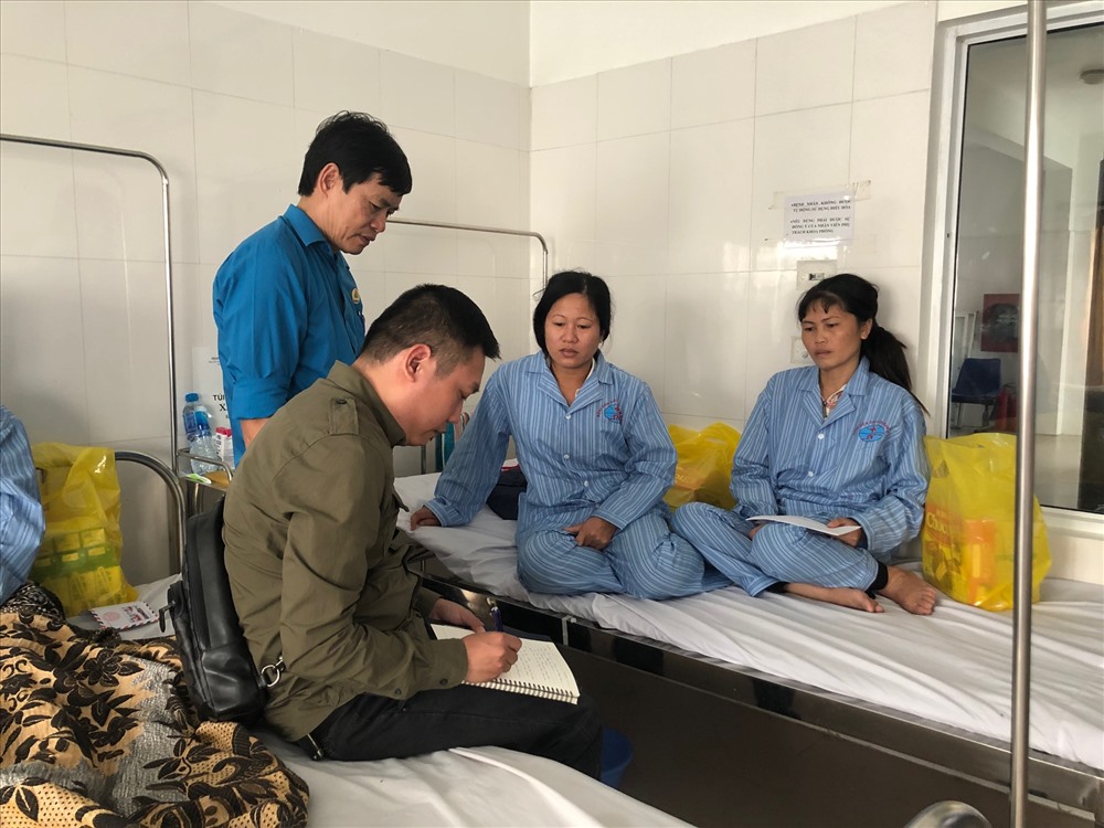 Chị Thương và chị Liền thuật lại việc bị choáng khi hít phải khí lạ với phóng viên Báo Lao Động. Ảnh: V.L