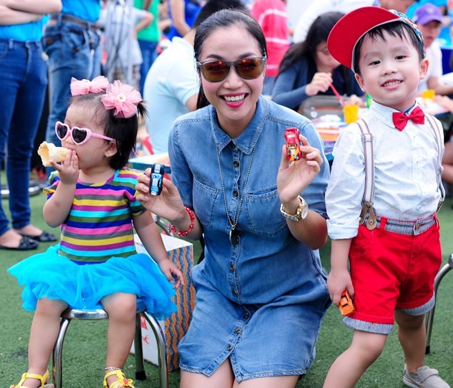 Ốc Thanh Vân và các con. Ảnh: ST