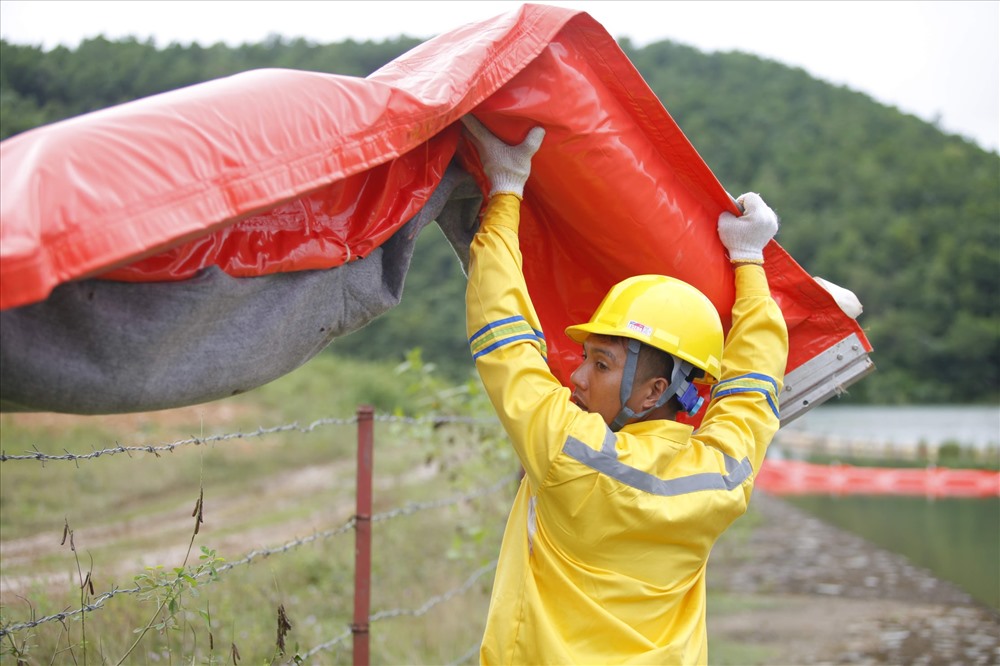 Trung tâm Ứng phó sự cố môi trường Việt Nam được Công ty cổ phần đầu tư nước sạch Sông Đà mời để xử lý dầu thải tồn đọng ở suối Trâm và các khu vực xung quanh nhà máy.