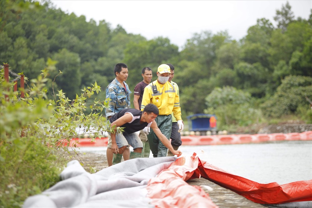 Ông Phạm Thế Tùng - Phó giám đốc Trung tâm ứng phó sự cố môi trường Việt Nam cho biết: “Ngay từ thời điểm ban đầu khi triển khai, chúng tôi đã lên một phương án cụ thể, chi tiết với phía nhà máy. Ở khu vực suối Trầm thì sẽ xúc toàn bộ đất đá nhiễm dầu để đưa về nơi tập kết trước khi trải các nền chống thấm và sau đó chúng tôi sẽ dùng chất phân hủy dầu để xử lý ngay tại chỗ phần đất đá nhiễm dầu.