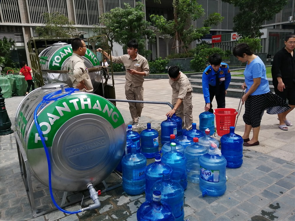 Người dân chủ động tới nhà máy nước sạch lấy nước về sử dụng.