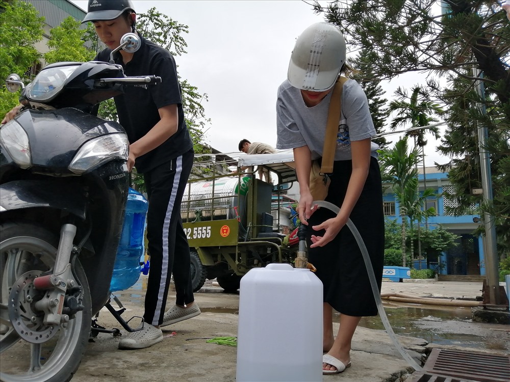 Người dân chủ động tới nhà máy nước sạch lấy nước về sử dụng.