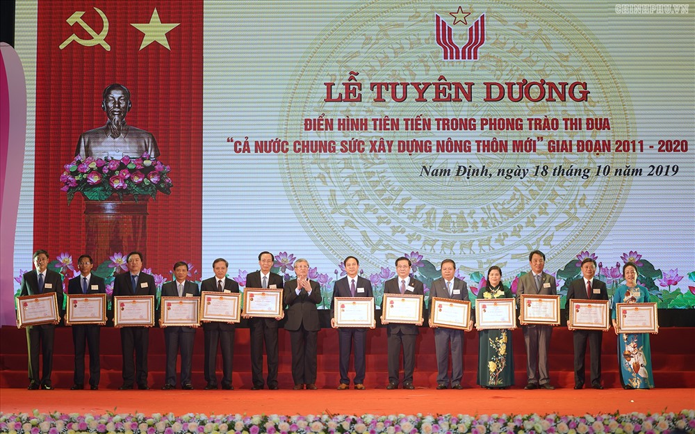 Thường trực Ban Bí thư Trần Quốc Vượng trao Huân chương Lao động cho các cá nhân và tập thể. Ảnh: VGP/Quang Hiếu