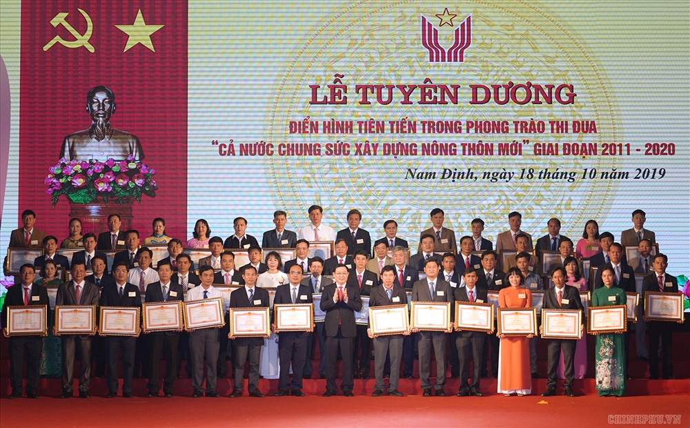Phó Thủ tướng Vương Đình Huệ trao Bằng khen của Thủ tướng cho các cá nhân và tập thể. Ảnh: VGP/Quang Hiếu