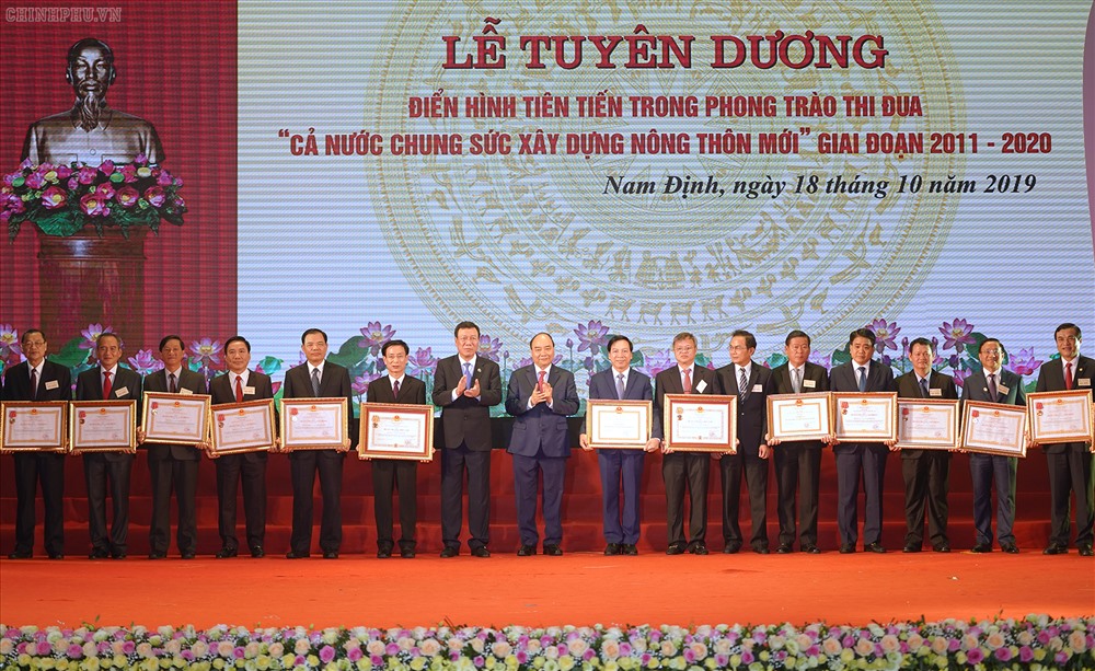 Thủ tướng trao Huân chương Độc lập và Huân chương Lao động cho các tỉnh, thành phố trực thuộc Trưng ương, các bộ, ban, ngành có thành tích xuất sắc trong Phong trào thi đua. Ảnh: VGP/Quang Hiếu