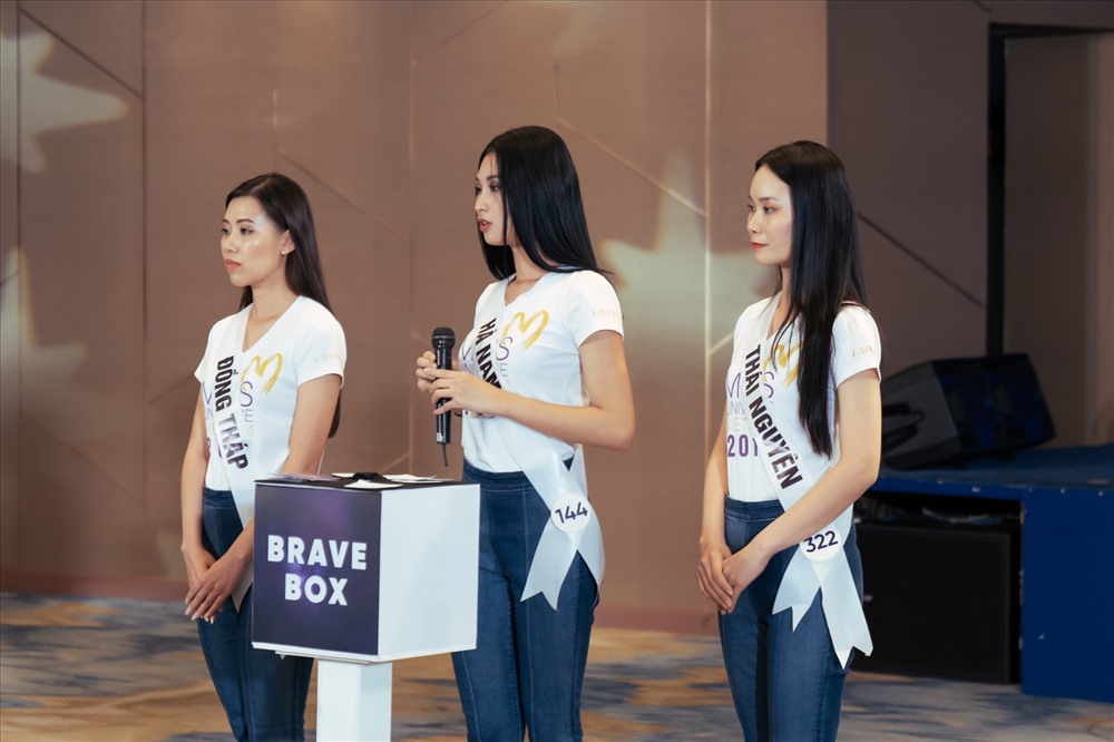 Các thí sinh bước vào buổi học chăm sóc da và tham gia thử thách với chiếc hộp “Brave Box“. Ảnh: MUVN.