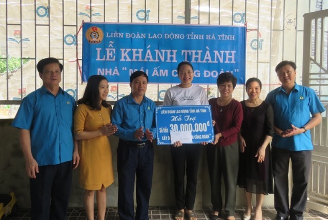 Chị Nguyễn Thị Hương - Đoàn viên Công đoàn Trường Đại học Hà Tĩnh nhận hỗ trợ 30 triệu đồng từ LĐLĐ tỉnh).