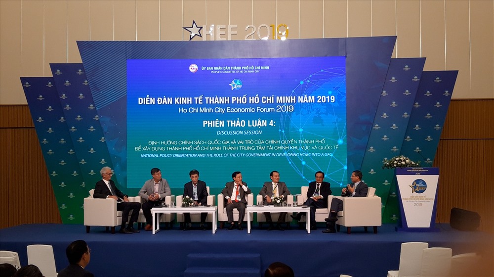 Các chuyên gia trao đổi ý kiến để đưa TPHCM thành trung tâm tài chính. Ảnh TK.