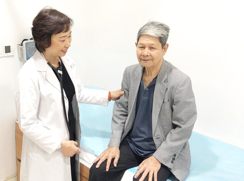 Sau phẫu thuật, hằng ngày ông Bản có thể đưa đón cháu đi học chứ không chỉ ngồi một chỗ mệt mỏi như trước.