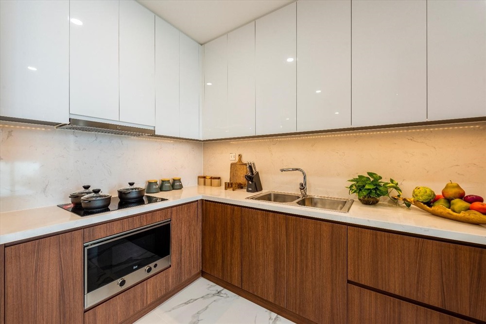 Giống như thiết kế tại các căn hộ khách sạn 5 sao, phía dưới đáy của kệ bếp, những nhà thiết kế của Sunshine Group đã khéo léo đặt những chiếc gờ để ngăn nước chảy xuống sàn. Một chi tiết rất nhỏ ở vị trí rất ít người để ý nhưng đã nói lên tâm huyết và công sức mà chủ đầu tư dồn vào sản phẩm của mình.