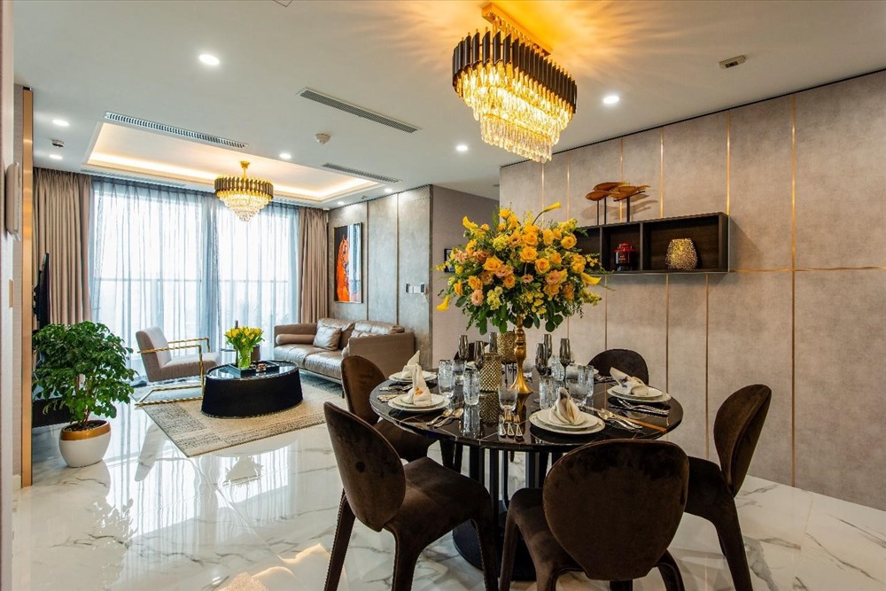 Thiết kế bàn ăn vừa sang trọng, vừa tạo cảm giác ấm cúng cho mỗi bữa ăn của gia đình. Chắc chắn mỗi thành viên đều sẽ cảm nhận được sự yêu thương trong những khoảnh khắc đoàn tụ bên mâm cơm như thế này.