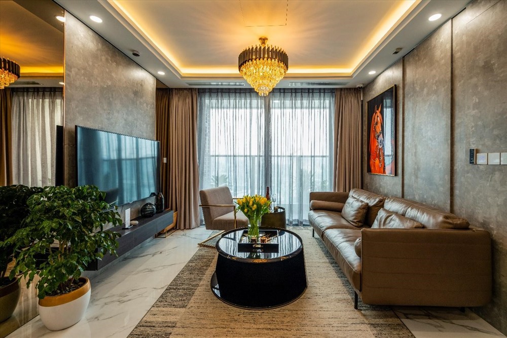 Dành nhiều tâm huyết cho Sunshine City Sài Gòn, chủ đầu tư hoàn thiện căn hộ theo những tiêu chuẩn cực kỳ khắt khe, sàng lọc các thiết bị vật tư cao cấp và chất lượng nhất. Không gian phòng khách ấm cúng, thân thiện và đầy thẩm mỹ tạo ấn tượng với khách ghé thăm.