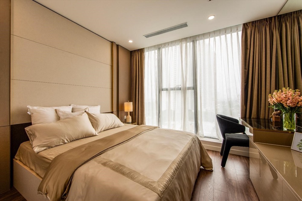 Phòng ngủ với gam màu ấm áp, tối giản, tạo cảm giác bình yên, thư thái cho chủ nhân nghỉ ngơi sau một ngày dài đầy mệt mỏi với cuộc sống. Từ căn phòng này, bạn có thể ngắm nhìn quang cảnh thành phố đầy thú vị.
