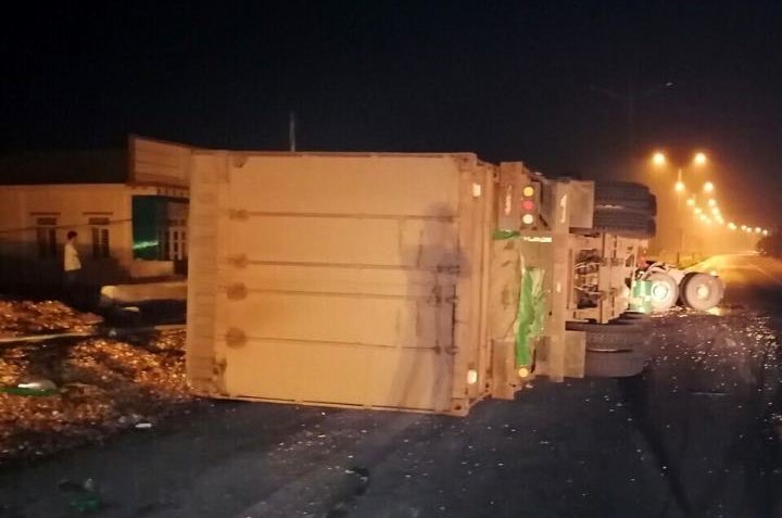Xe container lật nghiêng sau vụ tai nạn. Ảnh: VQ.