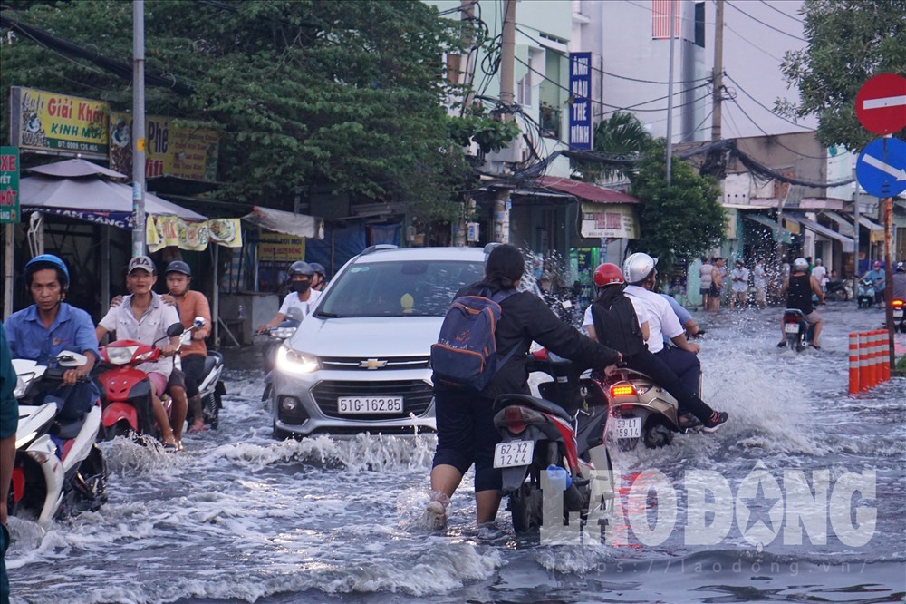 Càng về muộn, triều cường càng dâng cao khiến đoạn đường Mễ Cốc ngập sâu trong nước. Ảnh Tú Hà.